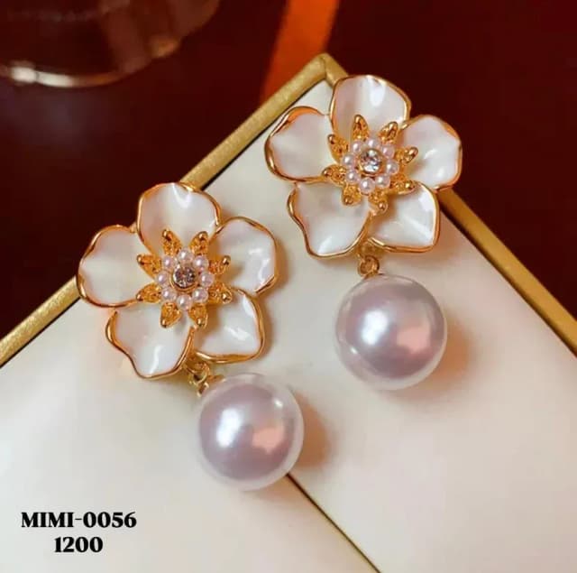 White Flawor Earrings