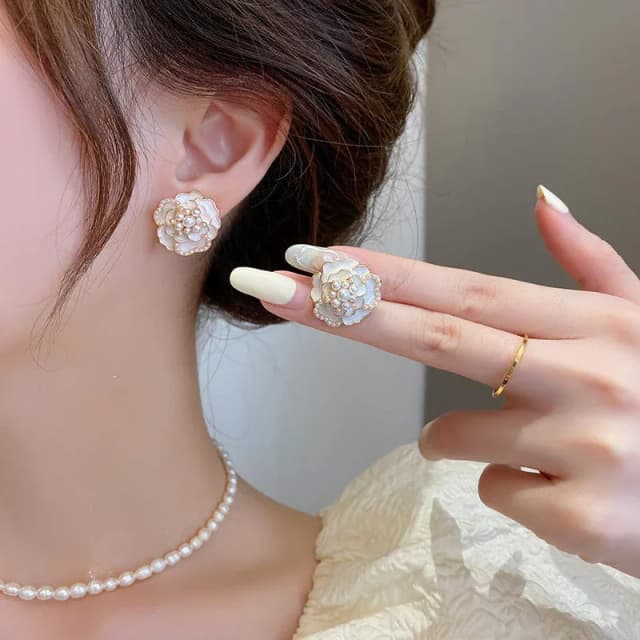 Small White Flawor Earrings